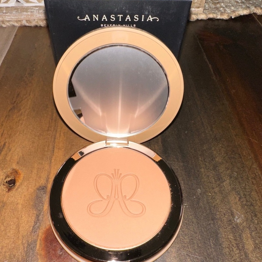 Anastasia Beverly Hills Smooth Blur Bronzer